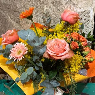 Bouquet di mimosa e fiori misti