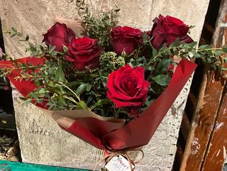 Cinque rose rosse