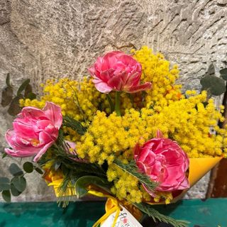 Bouquet con mimosa e tulipani