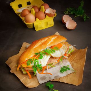Bánh mì xã xíu trứng (BanhMi Charsiu + uova fritta)