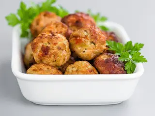 Polpette di gamberi e le verdure miste