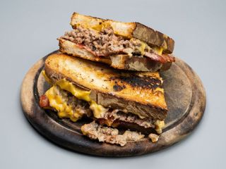 Crostone con Doppio Hamburger Sbriciolato, Triplo Cheddar
