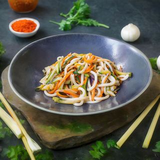 Verdure e noodles udon