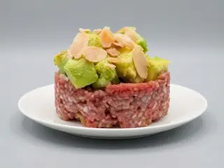 Tartare con avocado e mandorle