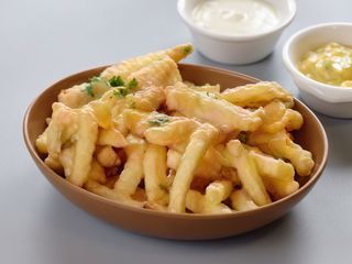 Patatine fritte con salsa formaggio