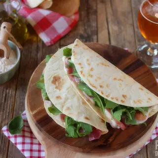 Piadina (Mozzarella, prosciutto crudo e pomodoro fresco)