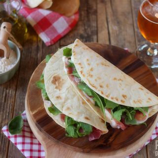 Piadina (Mozzarella, gorgo, pomodoro, salame piccante e rucola)