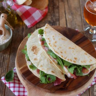 Piadina (Quattro formaggi e radicchio trevisano)