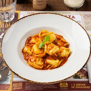 Cappelletti al sugo di pomodoro e basilico
