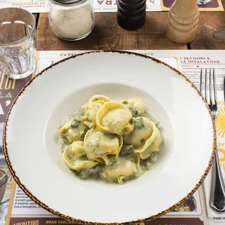 Cappelletti salsa agli asparagi