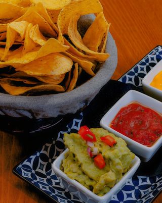 Corn tortillas chips con guacamole