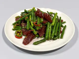 Salsiccia cinese saltata con torsoli di aglio
