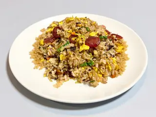 Riso dorato con salsiccia cinese e funghi