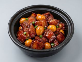 Maiale brasato dolce e uova di quaglia