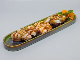 103 Nigiri Black flambé misto