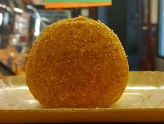 Arancino salsiccia fagioli e mozzarella