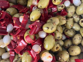 Olive verdi denocciolate con peperoncino, cipolline e aromi