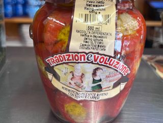 Peperoncino piccante ripieno con tonno e capperi