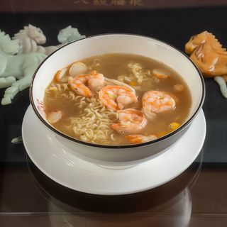 J138C Ramen con frutti di mare e uovo