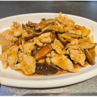 58 Pollo con funghi e bambù