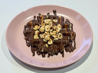 Waffle alla crema di nocciola al cioccolato bianco e granella di nocciola