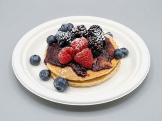 Pancakes con crema pasticcera e frutta fresca (frutti di bosco misti)