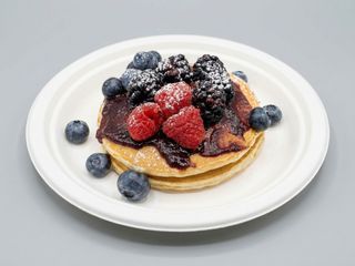 Pancakes con confettura biologica alla fragola con crumbles ai frutti rossi