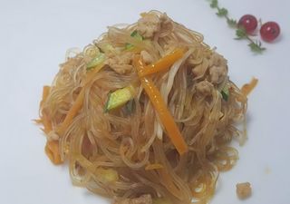 114 Spaghetti di soia con carne in salsa piccante