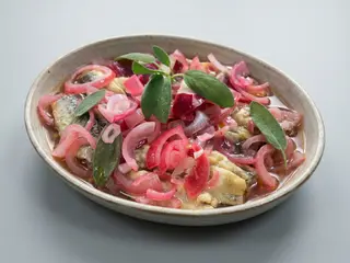 Sarde marinate all’aceto con cipolla rossa e salvia 