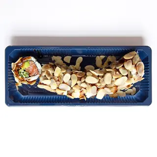 Dragon roll salmone e mandorla