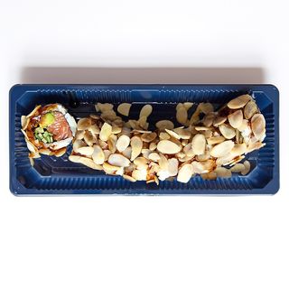 Dragon roll salmone e mandorla