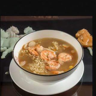 J138C Ramen con frutti di mare e uova