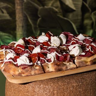 PINSA CON BLACK ANGUS