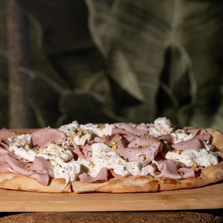 PINSA CON MORTADELLA E PISTACCHIO