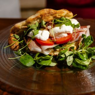 PINSA CON MORTADELLA E PISTACCHIO