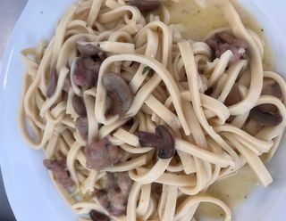 Picio con funghi porcini, salsiccia e gorgonzola