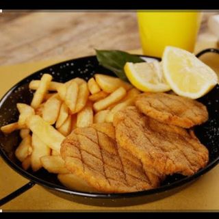 Cotoletta di pollo con le patate fritte