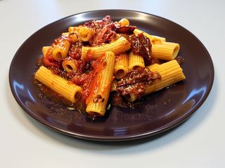 Maccheroncini pomodorini, pancetta affumicata e basilico