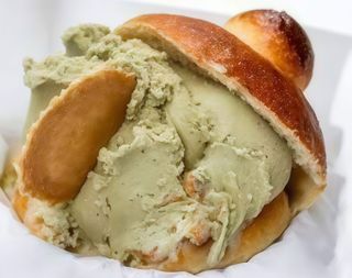 Brioches con gelato senza panna
