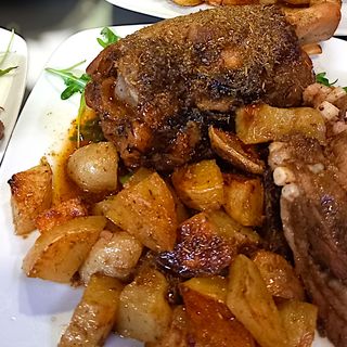 Stinco con patate a forno