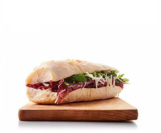 Panino bresaola scaglie di parmigiano e pomodori
