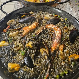 Paella con nero di seppia 