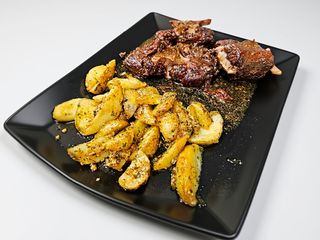 Carrillada iberica con patate bravas piccanti 