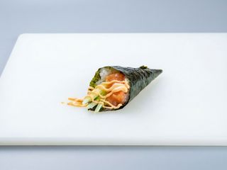 076. Temaki salmone spicy