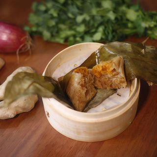 Zongzi salato con riso glutinoso avvolto con foglie di bambù e suino