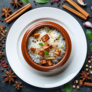 Riso in casseruola di terracotta con suino marinato e spezie