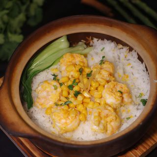 Riso in casseruola di terracotta con gamberi e tuorlo d’uovo