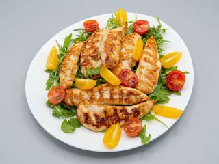 Cuori di pollo alla griglia con rucola e pomodorini