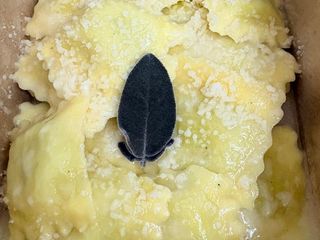 RAVIOLI RICOTTA E SPINACI CON BURRO SALVIA E GRANA