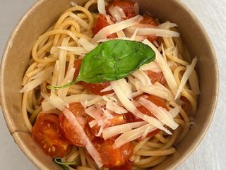 SPAGETTI CON POMODORINI BASILICO E GRANA